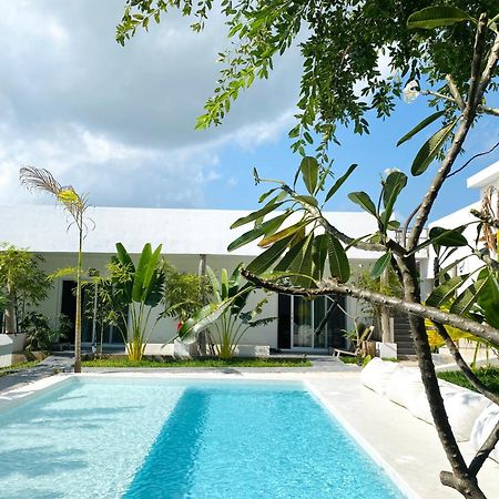 La Base Hotel 키웬그와 외부 사진